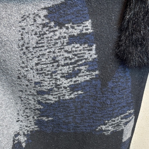 Vintage poncho with faux fur - Picture 4 of 10